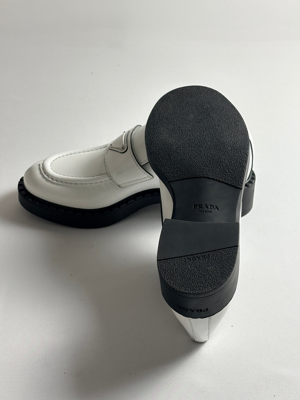 Mocassins Prada Triangle Logo cuir brossé blanc T40 - semelle lug