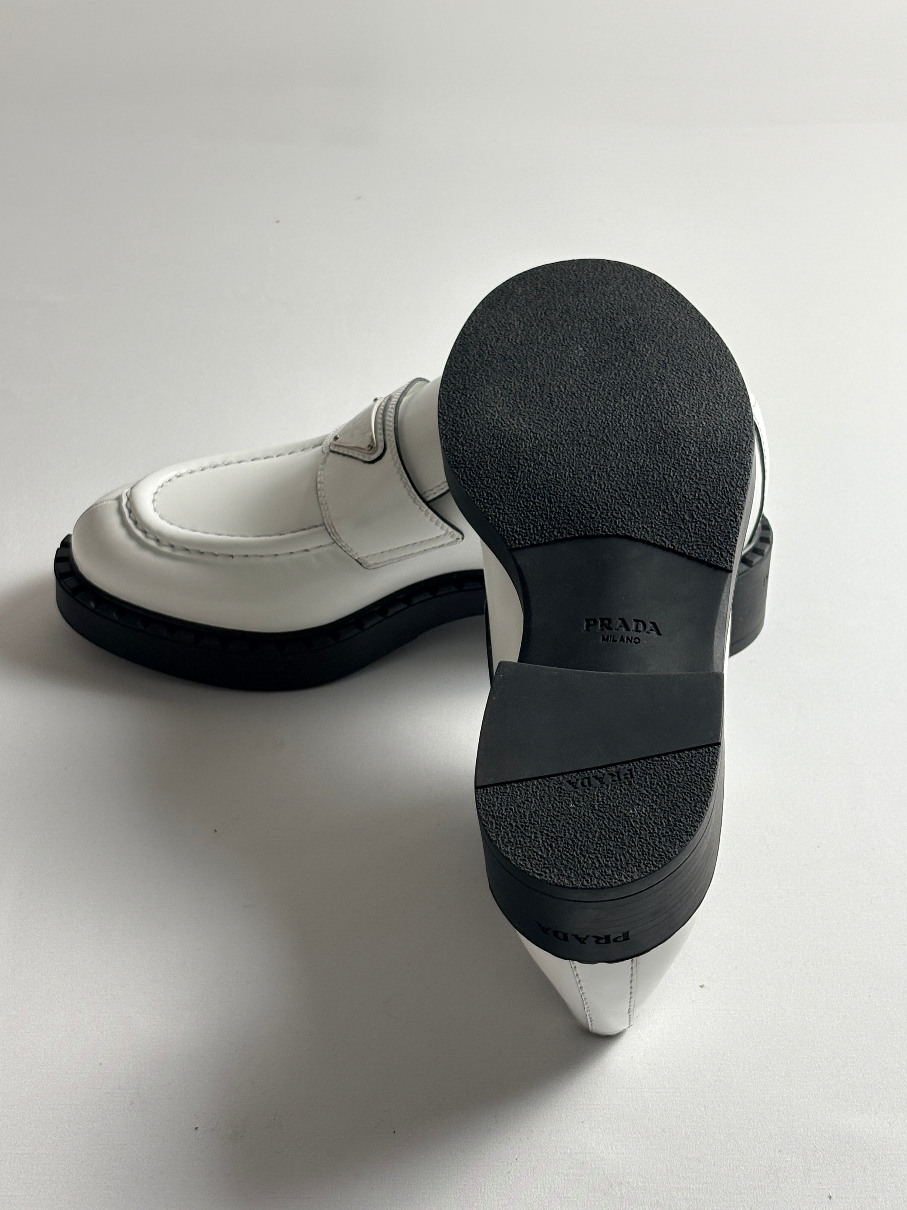 Mocassins Prada Triangle Logo cuir brossé blanc T40 - semelle lug
