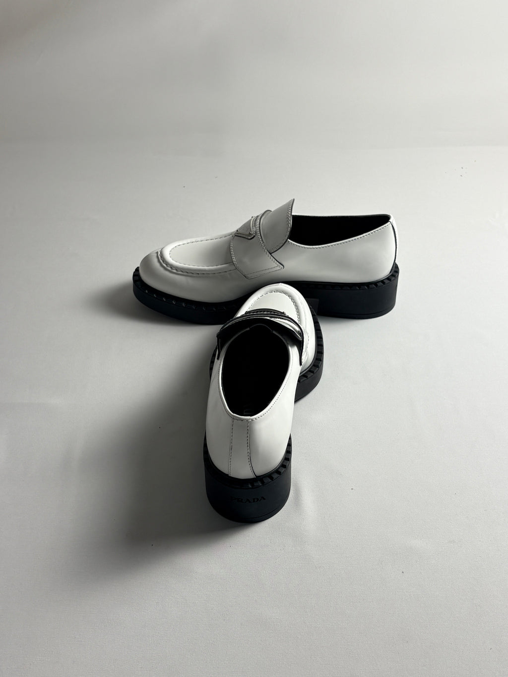 Mocassins Prada Triangle Logo cuir brossé blanc T40 - profil