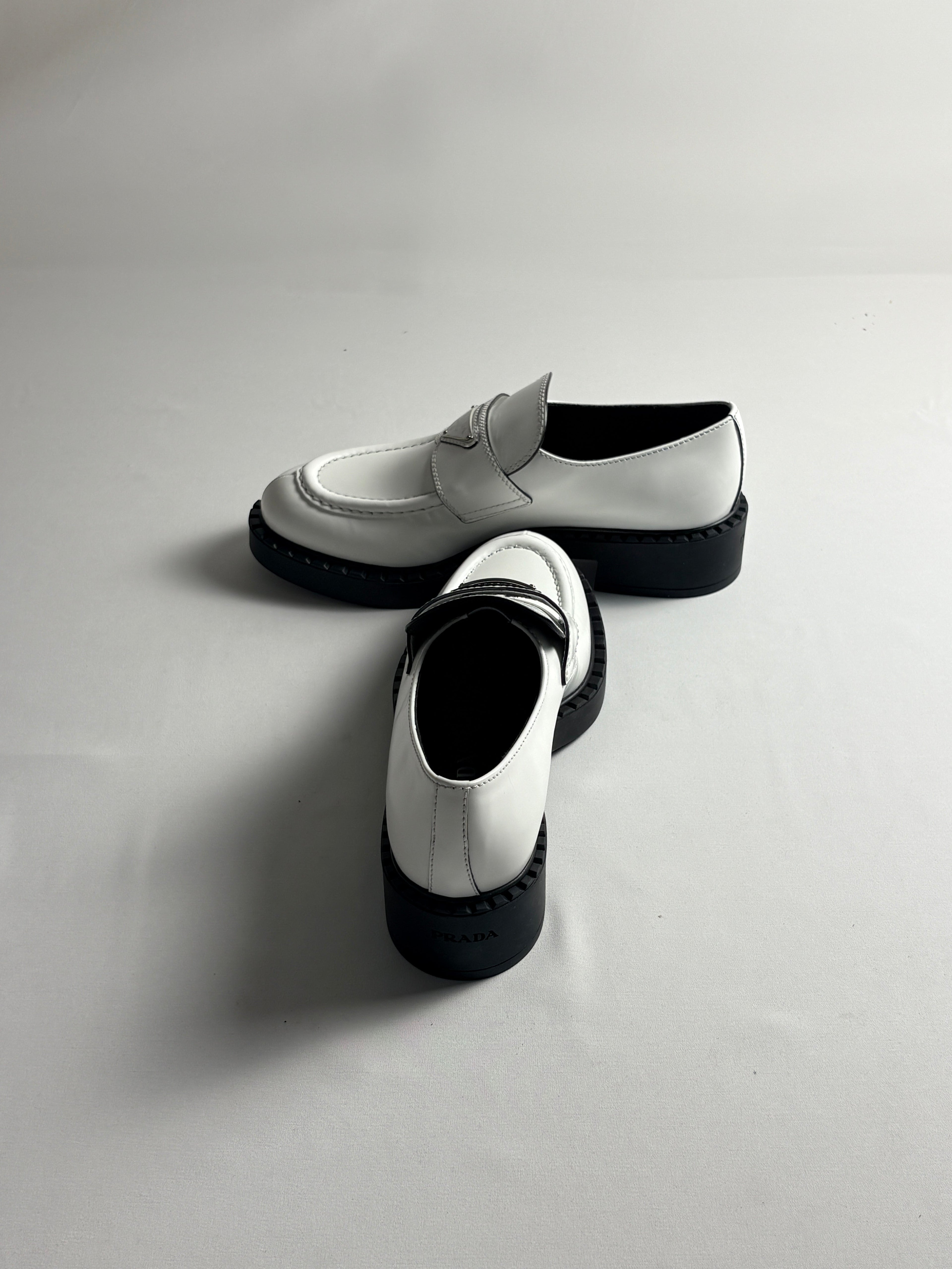 Mocassins Prada Triangle Logo cuir brossé blanc T40 - profil