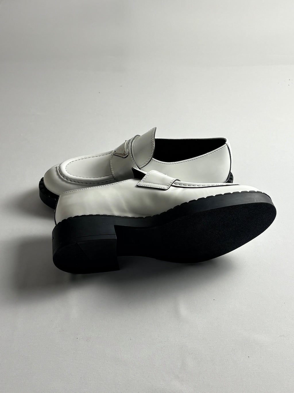 Mocassins Prada Triangle Logo cuir brossé blanc T40 - détail plaque triangle