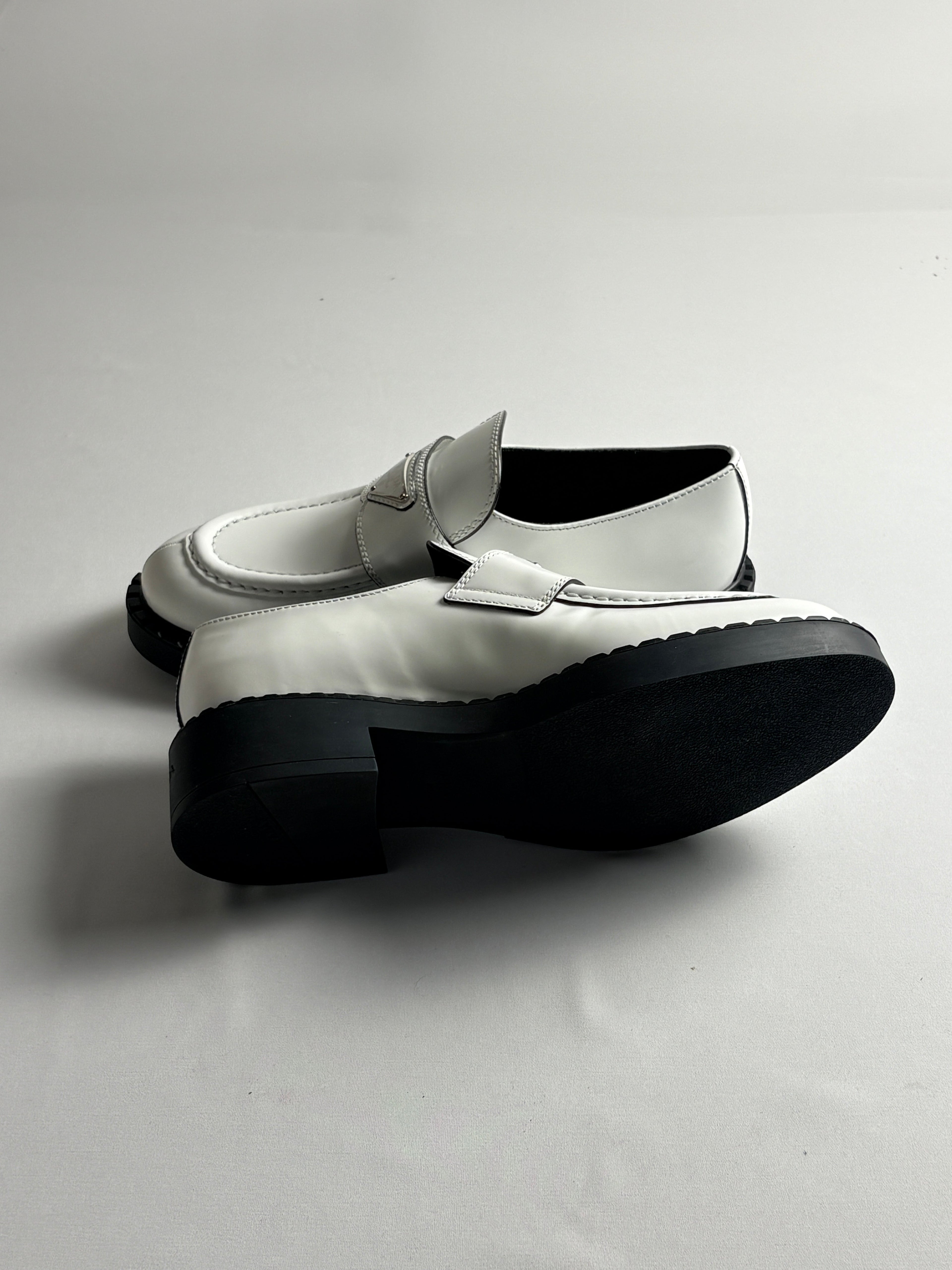 Mocassins Prada Triangle Logo cuir brossé blanc T40 - détail plaque triangle
