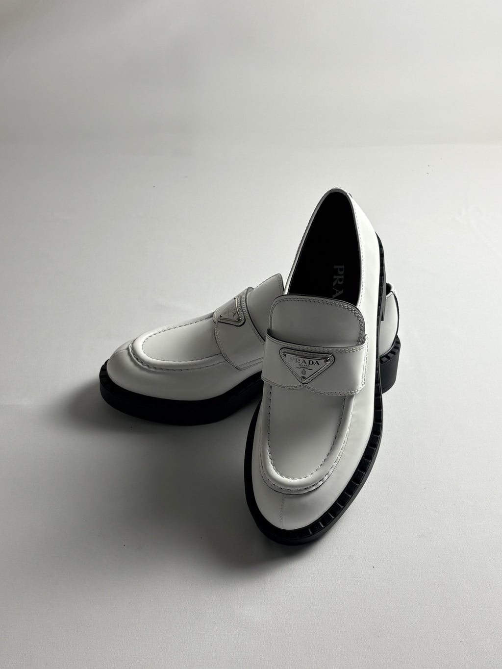 Mocassins Prada Triangle Logo cuir brossé blanc T40 homme - vue principale