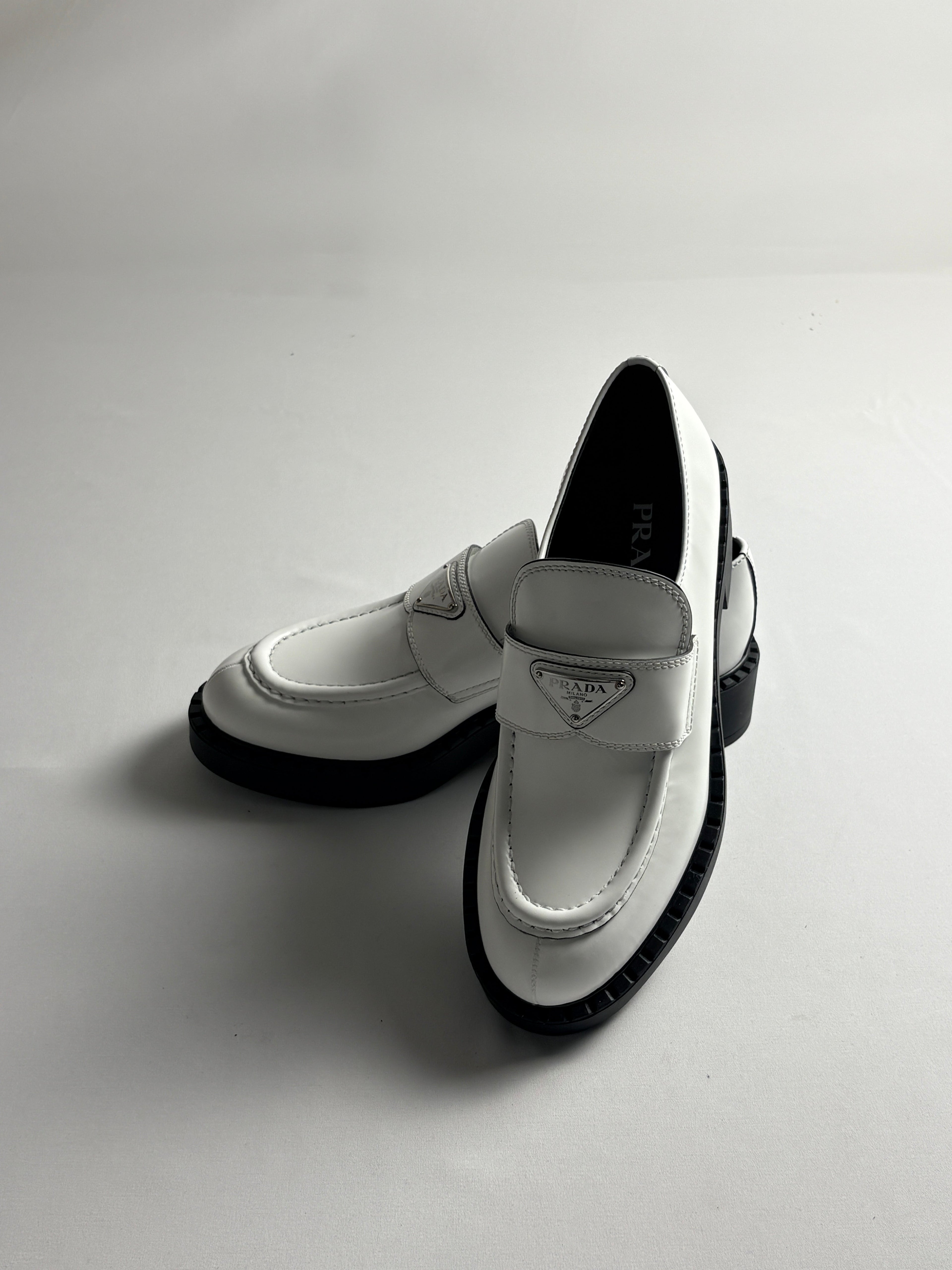 Mocassins Prada Triangle Logo cuir brossé blanc T40 homme - vue principale