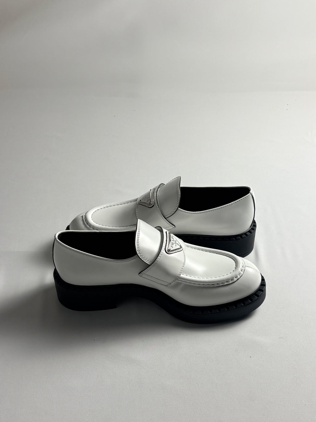 Mocassins Prada Triangle Logo cuir brossé blanc T40 - vue 2