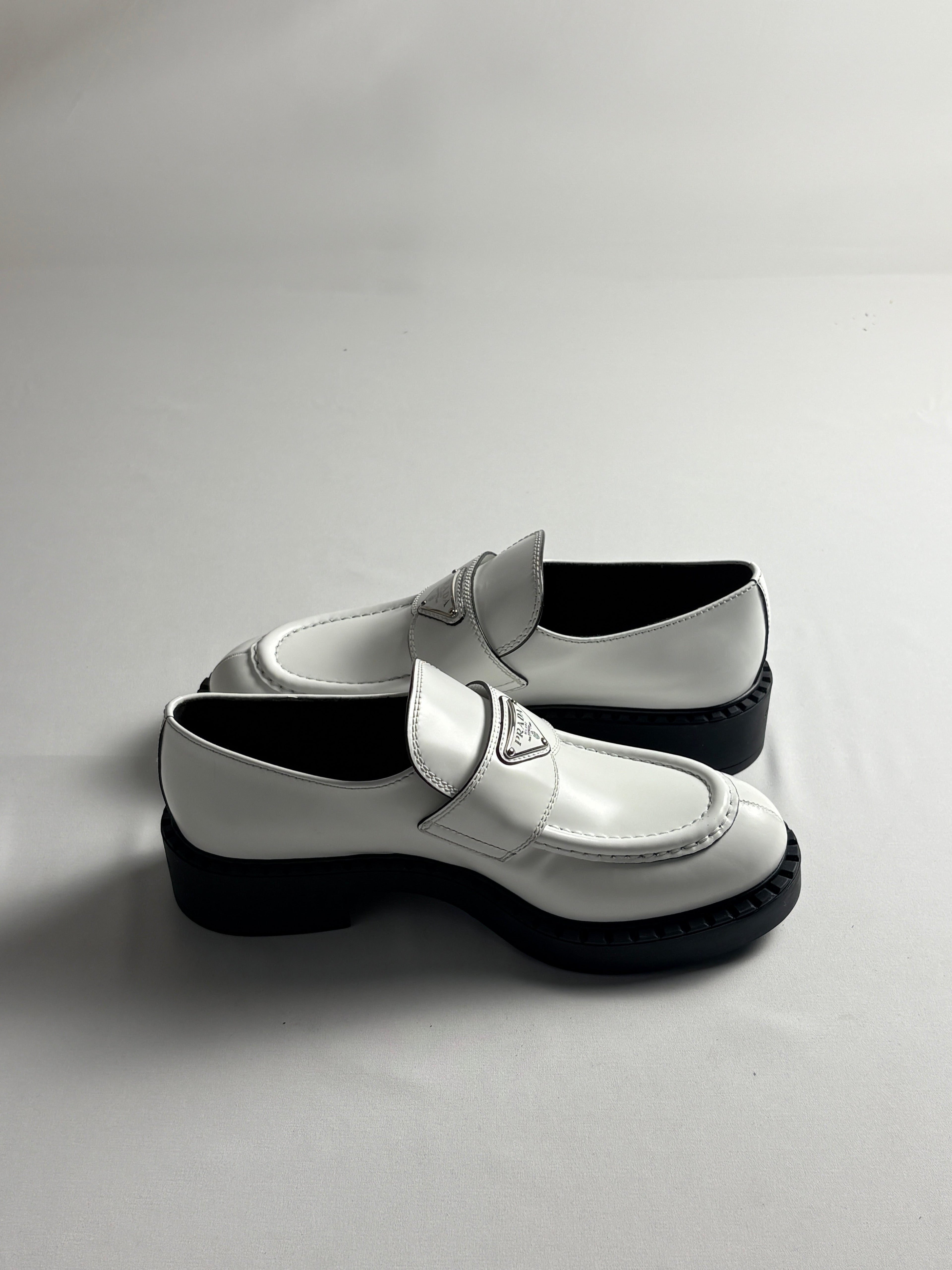 Mocassins Prada Triangle Logo cuir brossé blanc T40 - vue 2