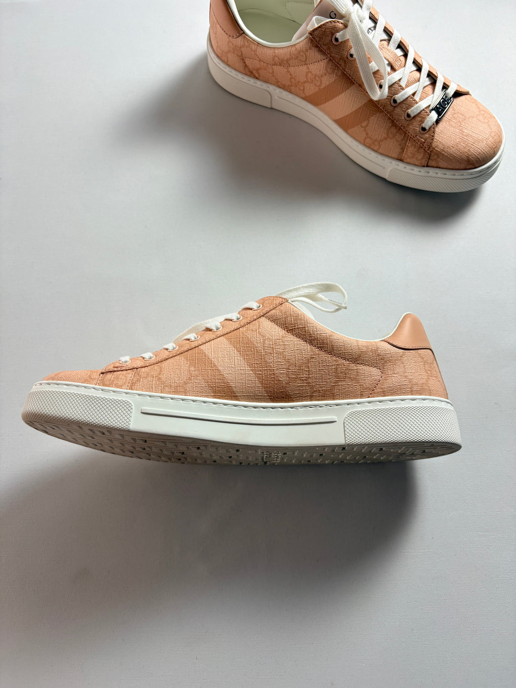 Gucci Ace GG Supreme rose pêche Cherry Blossom T39 - détail logo Ace
