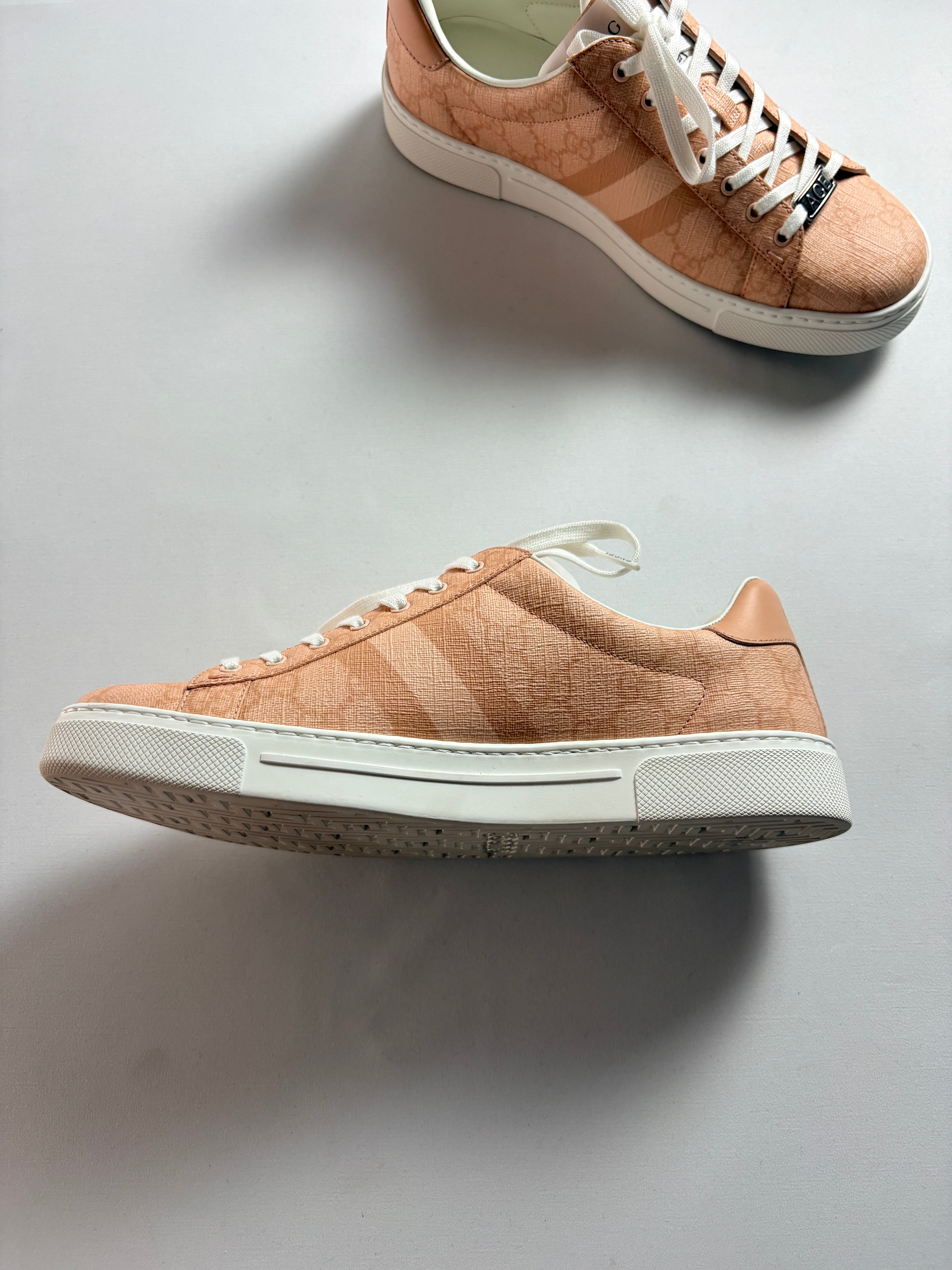 Gucci Ace GG Supreme rose pêche Cherry Blossom T39 - détail logo Ace