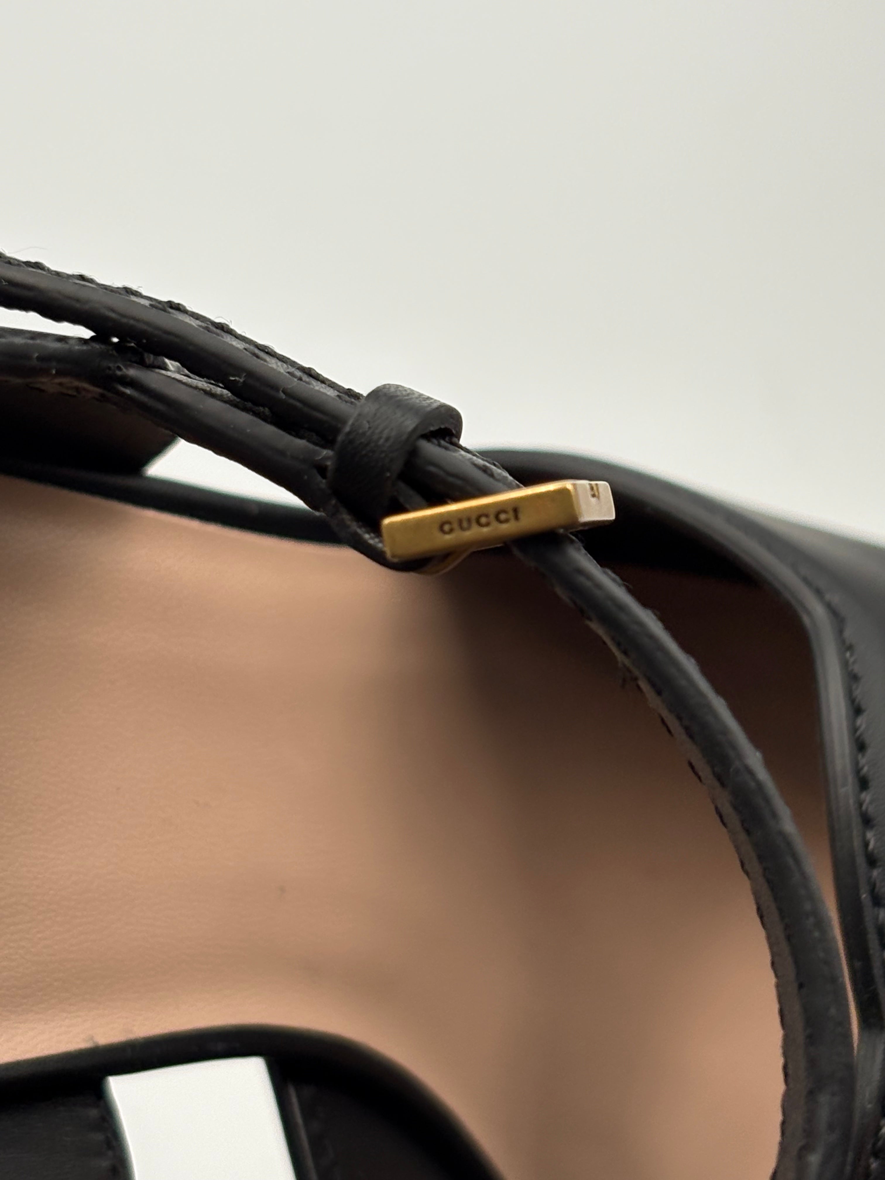 Sandales Gucci Plateforme Interlocking G — détail boucle gravée Gucci